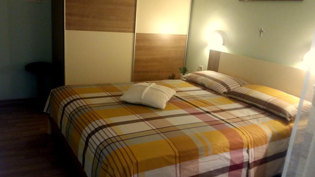 Guest House Tonica Krk Town Esterno foto