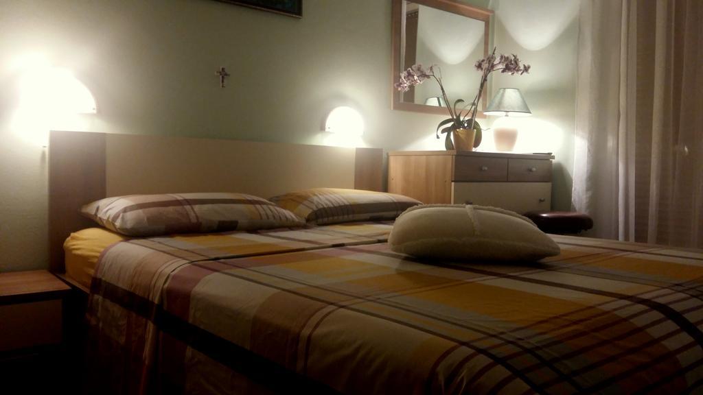 Guest House Tonica Krk Town Esterno foto